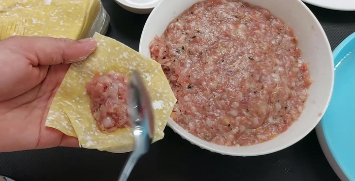 Gói hoành thánh: Trải bánh tráng, cho một lượng nhân vừa đủ, phết nước xung quanh mép bánh, gấp lại và miết chặt.
