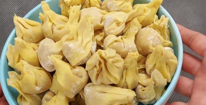 Luộc hoành thánh: Đun sôi nước, cho hoành thánh vào luộc khoảng 5 phút cho chín nổi lên mặt nước.