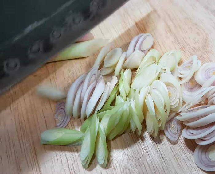 Sơ chế các nguyên liệu khác: Sả, ớt cắt lát mỏng. Xoài xanh, gọt vỏ, cắt lát mỏng (2mm). Chanh cắt lát.