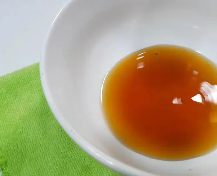 Pha nước mắm: Trộn đều 4 muỗng canh nước mắm, 2 muỗng canh đường.