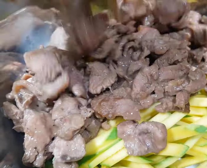 Trộn gỏi: Cho thịt bò xào, xoài xanh, sả, ớt, rau thơm vào tô lớn. Thêm nước mắm đã pha, nước cốt chanh, tỏi băm còn lại. Trộn đều, nêm nếm lại cho vừa khẩu vị. Cuối cùng, thêm đậu phộng rang giã dập.