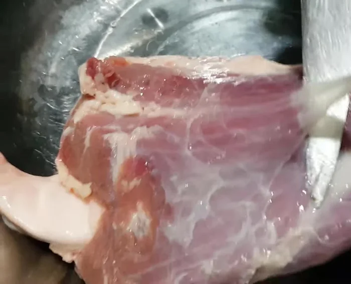 Sơ chế bắp bò: Lóc bỏ lớp màng ngoài, rửa sạch, cắt lát mỏng.
