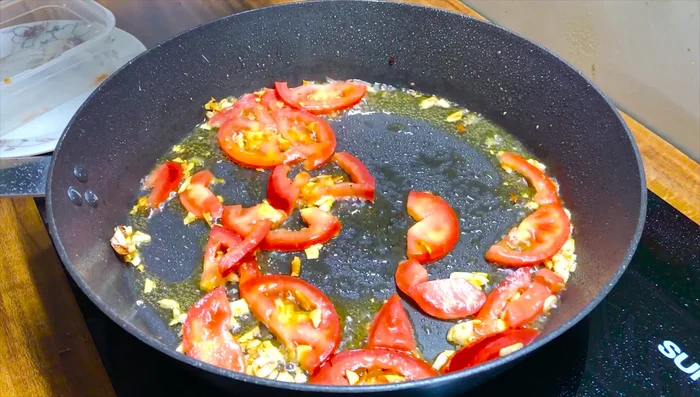 Cho bắp cải vào xào, đảo đều.