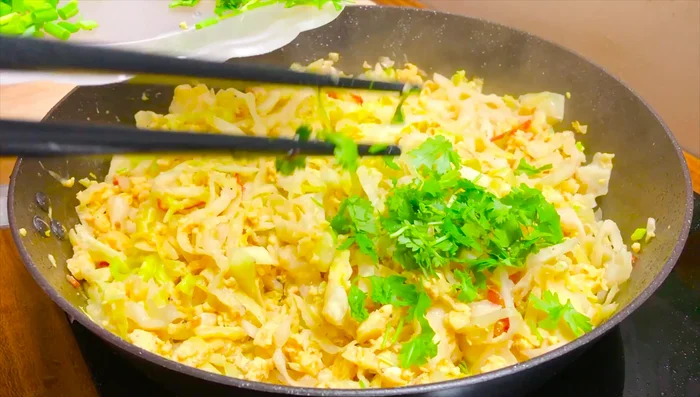 Rắc hành lá và hành khô lên trên, đảo đều.