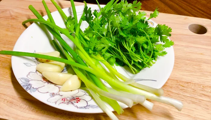 Chuẩn bị hành khô, hành lá, tỏi. Cắt nhỏ hành khô, hành lá thái nhỏ, tỏi đập dập (hoặc băm nhỏ nếu thích).