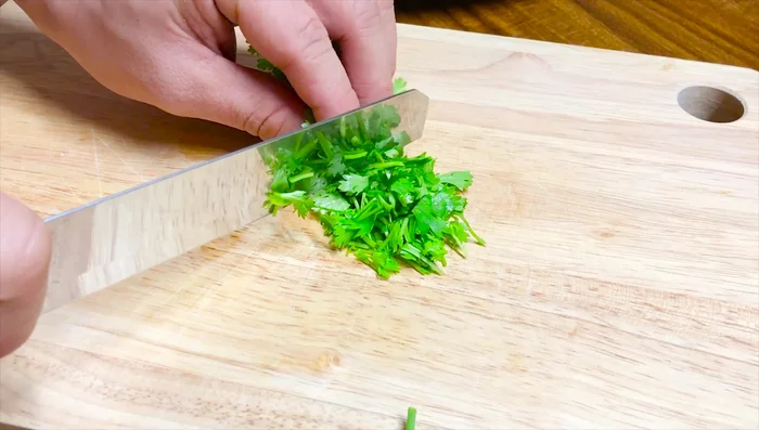 Rửa sạch bắp cải, để ráo nước. Thái mỏng bắp cải.