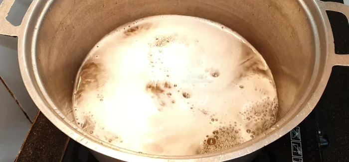 Cho nước lọc (½ lít) vào nồi hấp.