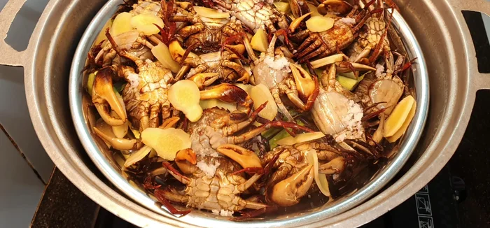 Hấp trong vòng 30 phút. Trong quá trình hấp, trở đều cua để chín đều.