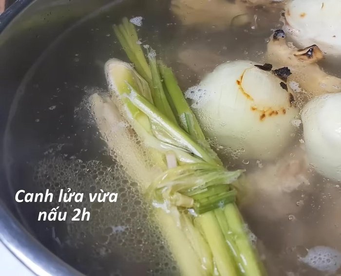 Nấu sườn bò với lửa vừa trong ít nhất 2 tiếng cho đến khi thịt mềm.