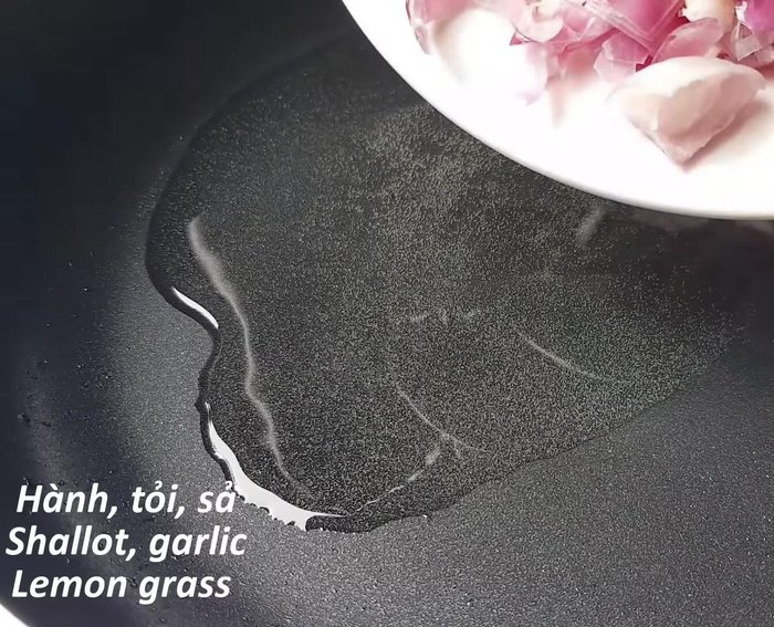Phi thơm hành tím, tỏi, sả trong chảo với 4 muỗng canh dầu ăn. Thêm 8g ớt bột vào xào nhanh khoảng 30 giây.