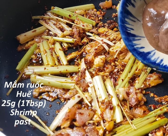 Cho mắm ruốc (1 muỗng canh đầy hoặc 25-30g) vào xào cùng, tạo nên mùi thơm đặc trưng.