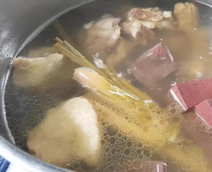 Cho hỗn hợp sả, mắm ruốc, hành, tỏi đã xào vào nồi nước dùng sườn bò.