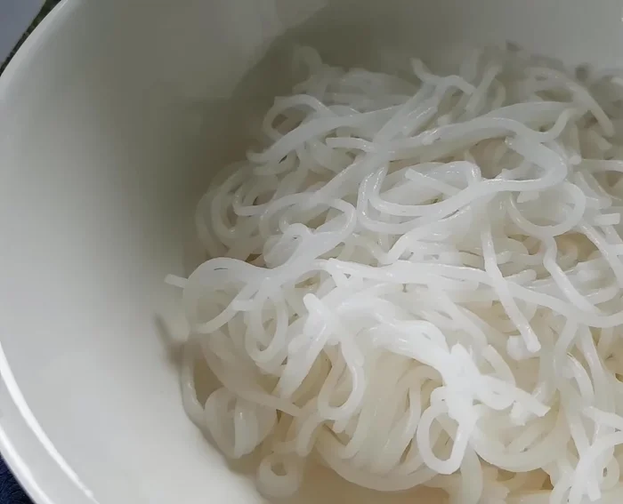 Trụng bún với nước sôi. Xếp bún vào tô, thêm sườn bò, huyết bò thái nhỏ, chả Huế, hành tây, hành lá, rau răm thái nhỏ, chan nước dùng ngập mặt.