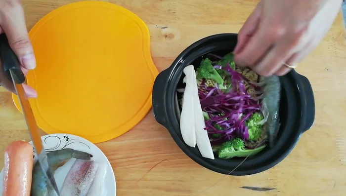 Thêm nước dùng lẩu vào nồi.