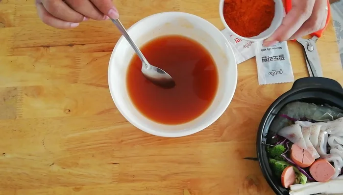 Cho bột ớt Hàn Quốc tùy theo khẩu vị (tương đương 2-3 cấp độ cay).