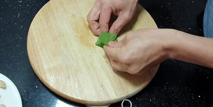 Thái nhỏ lá chanh, ớt, hành, tỏi.