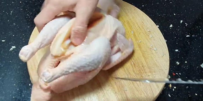 Rạch da gà để gia vị thấm đều.