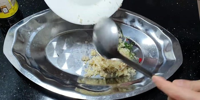 Pha nước ướp: Trộn đều hành, tỏi, ớt, lá chanh, dầu hào, đường, bột ngọt, hạt nêm, sa tế, ngũ vị hương, mật ong.