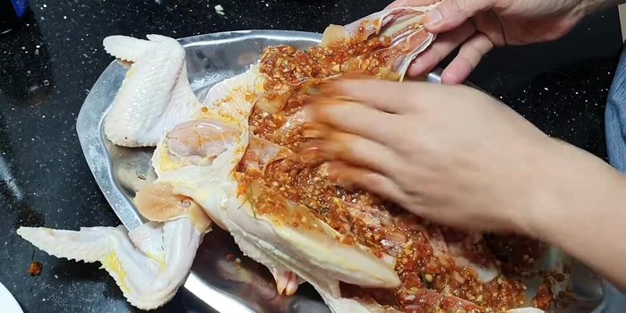 Ướp gà với nước sốt khoảng 1 tiếng 30 phút (hoặc lâu hơn).