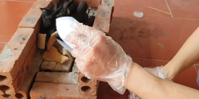 Nướng gà trên bếp than hoa: giữ khoảng cách 15-20cm giữa than và gà, trở đều tay để gà chín đều và không bị cháy. Thời gian nướng khoảng 45 phút.