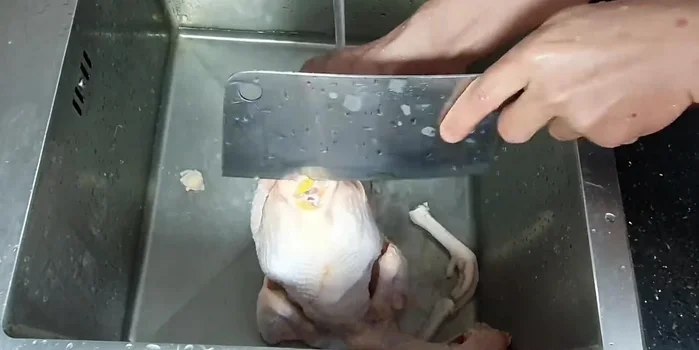 Cắt bỏ phần phao câu.