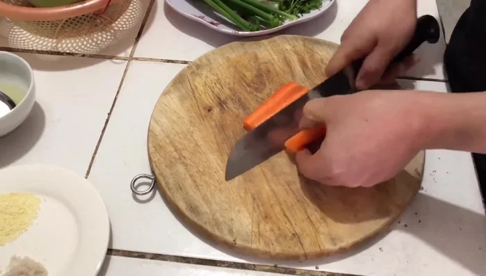 Cà rốt thái sợi mỏng.