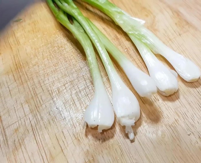 Hành lá, húng lủi, ngò rí cắt nhỏ.