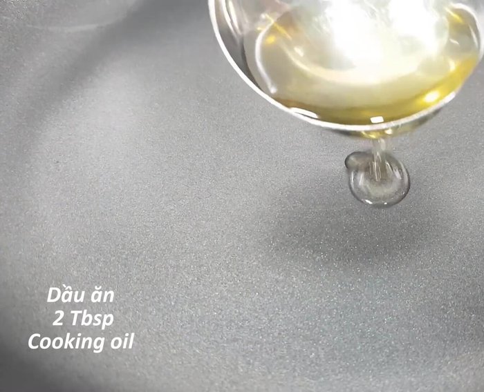 Cho dầu ăn vào chảo, phi thơm hành lá, tỏi băm.