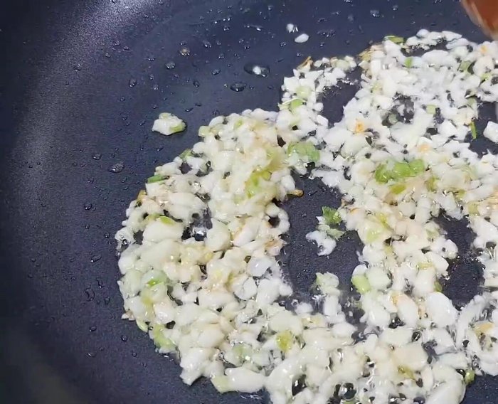 Cho thịt băm vào xào săn, nêm nếm gia vị: xì dầu, nước tương, hạt nêm, muối, bột ngọt, đường.