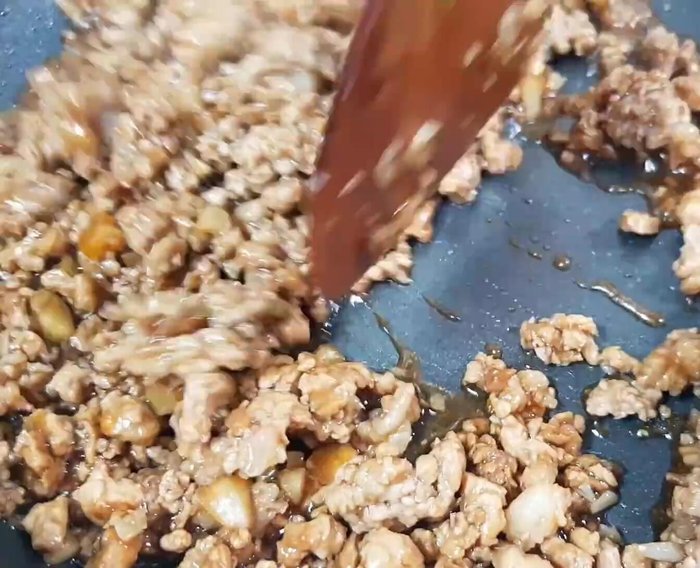 Đun sôi, thêm nước, đun nhỏ lửa cho gia vị tan đều.