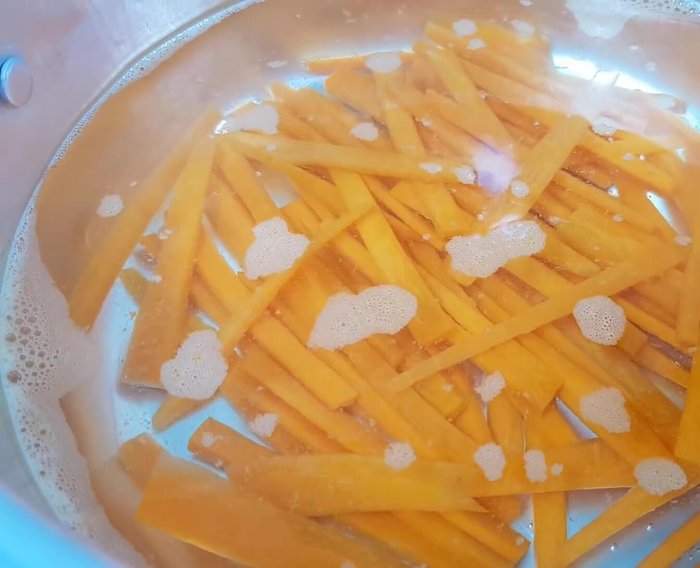 Cho cà rốt vào chần sơ qua nước sôi (vài chục giây).