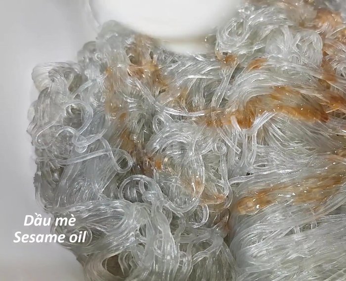 Trộn miến với dầu mè.