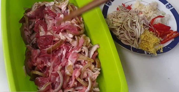 Thái thịt dê thành từng lát mỏng. (12.16)