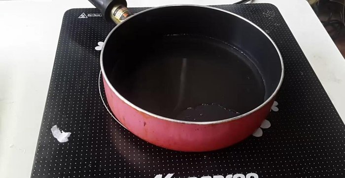 Cho dầu vào chảo, đun nóng. (140.56)
