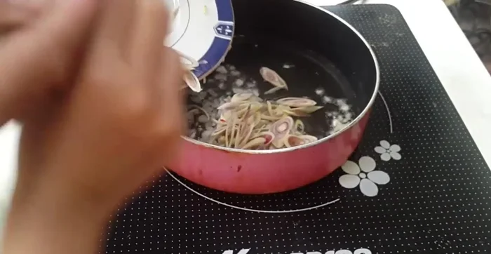 Cho sả vào xào cùng. (205.04)