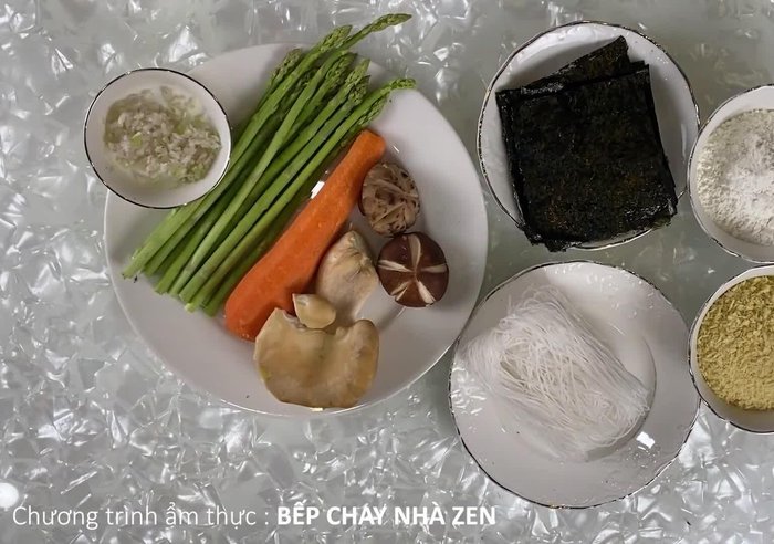 Cắt rong biển thành miếng nhỏ hoặc để nguyên lá tùy thích (14.37).