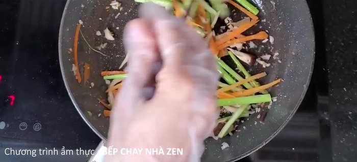 Trộn rau củ với gia vị (nước tương, bột nêm, tiêu) vừa ăn (216.16).