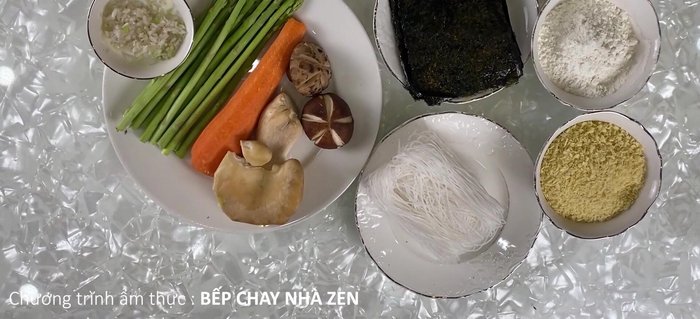 Sơ chế rau củ: Măng tây, cà rốt, nấm bào ngư rửa sạch, cắt nhỏ vừa ăn (16.68). Trụng sơ qua nước sôi rồi làm nguội bằng nước lạnh (280.65).