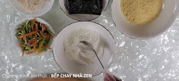Pha bột chiên giòn với nước (hoặc soda nếu có) cho đến khi đạt độ sệt mong muốn (379.28).