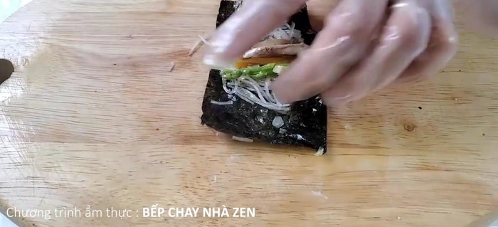 Cuốn nhân miến và rau củ vào lá rong biển, tạo hình giống chả giò (455.089). Nếu lá rong biển nhỏ, có thể để nguyên lá, cuốn xong mới cắt nhỏ (439.139).