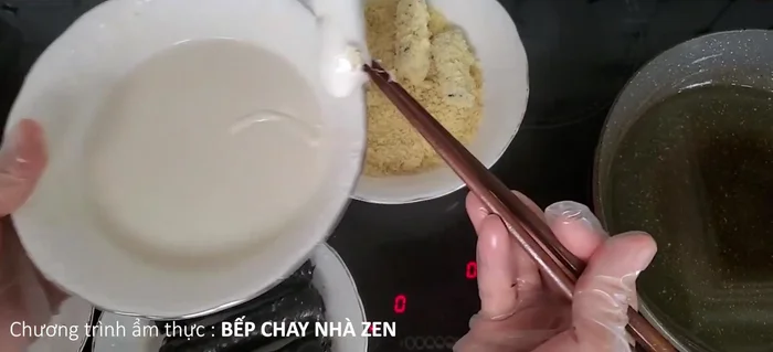 Nhúng từng cuộn rong biển vào bột chiên giòn, sau đó lăn qua bột chiên xù (726.589).