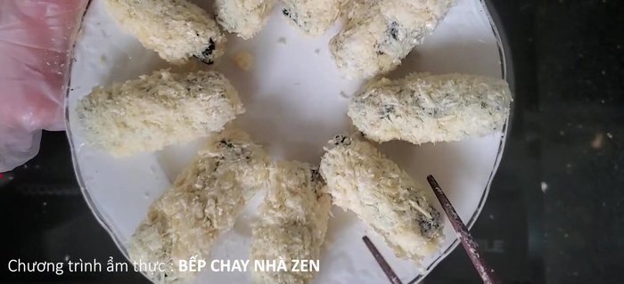 Chiên vàng đều các cuộn rong biển trong chảo dầu nóng (723.18). Lưu ý điều chỉnh lửa cho phù hợp để tránh bị cháy (762.16).