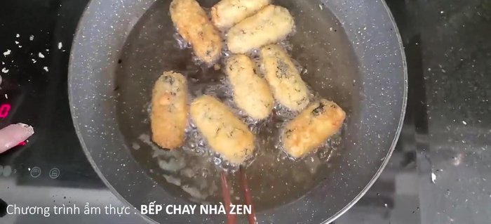 Vớt rong biển chiên ra, để ráo dầu (774.37).