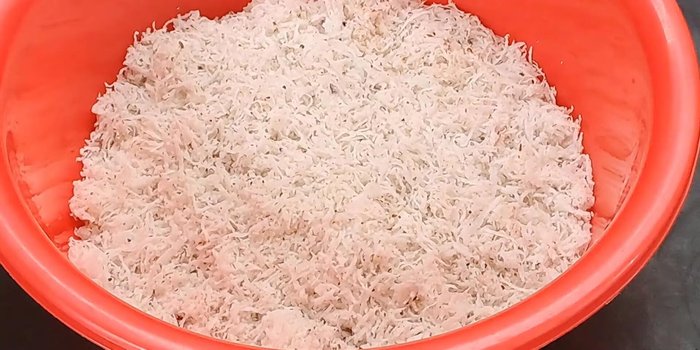 Bóp vắt dừa nạo với 300ml nước ấm, lọc lấy nước cốt.