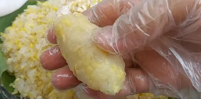 Vo sạch đậu xanh, ngâm 4 tiếng với ½ muỗng canh muối.