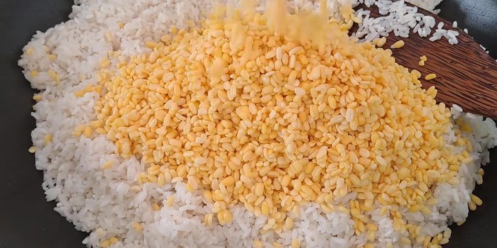 Cho đậu xanh vào chảo, trộn đều.