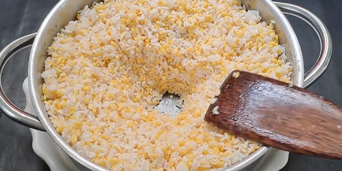Cho hỗn hợp đậu xanh và nếp vào nồi hấp, dàn đều, hấp 15 phút.