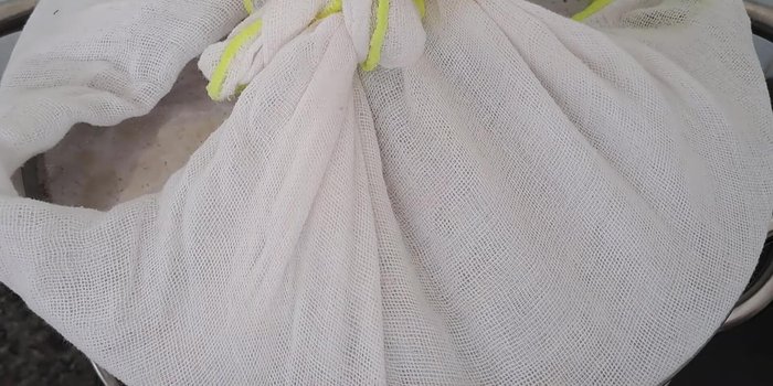 Dở nồi hấp ra, xới đều hỗn hợp, hấp thêm 5 phút nữa.
