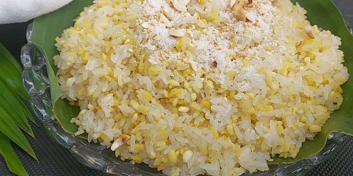 Trộn xôi với đường, muối mè, đậu phộng (nếu dùng).
