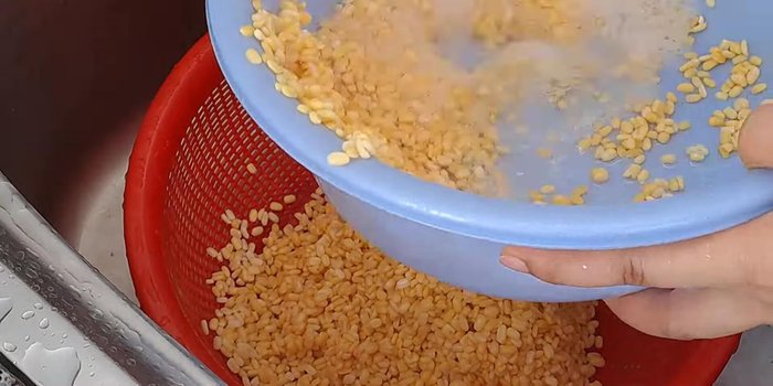 Vớt đậu xanh và nếp ra, để ráo nước khoảng 5 phút.